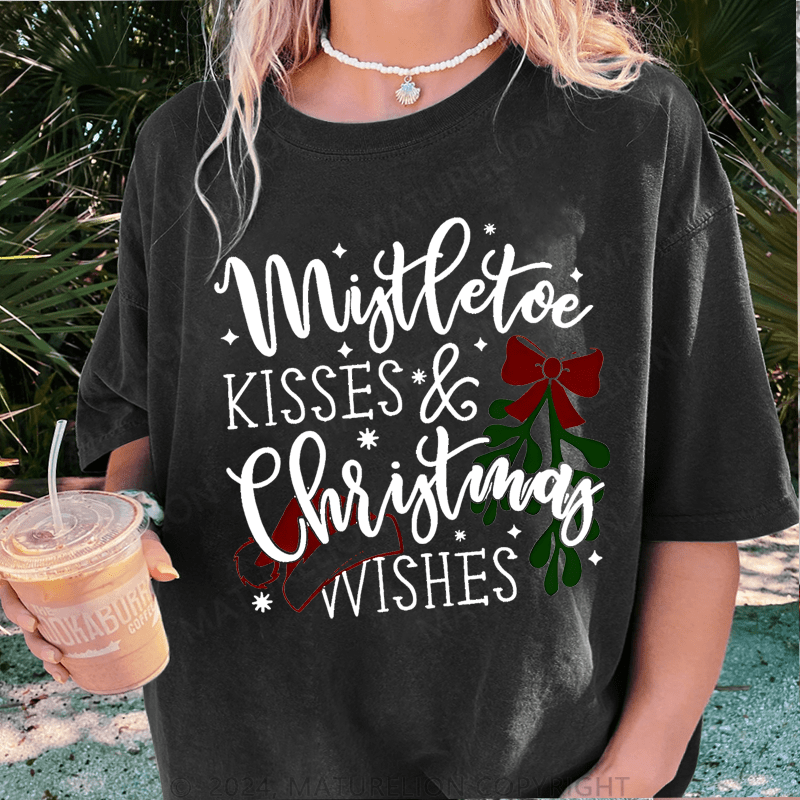 Maturelion Christmas T-Shirt Mistletoe Kisses Christmas Wishes Women T-Shirt