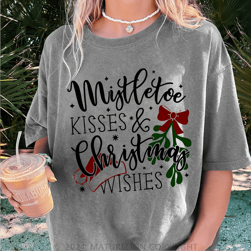 Maturelion Christmas T-Shirt Mistletoe Kisses Christmas Wishes Women T-Shirt