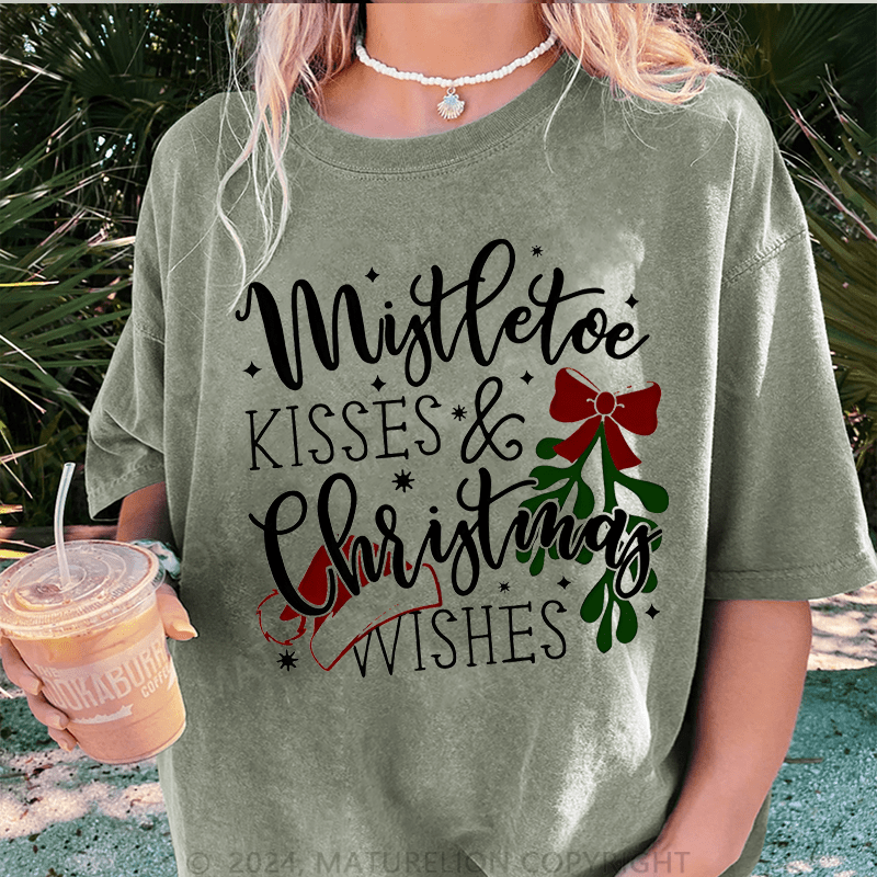 Maturelion Christmas T-Shirt Mistletoe Kisses Christmas Wishes Women T-Shirt