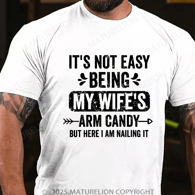 Maturelion Men's T-Shirt It's Not Easy Being My Wife's Arm Candy But Here I'm Nailing It T-Shirt