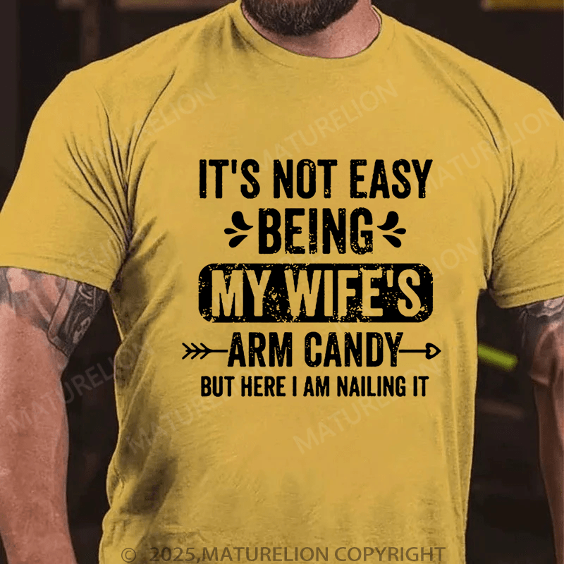 Maturelion Men's T-Shirt It's Not Easy Being My Wife's Arm Candy But Here I'm Nailing It T-Shirt