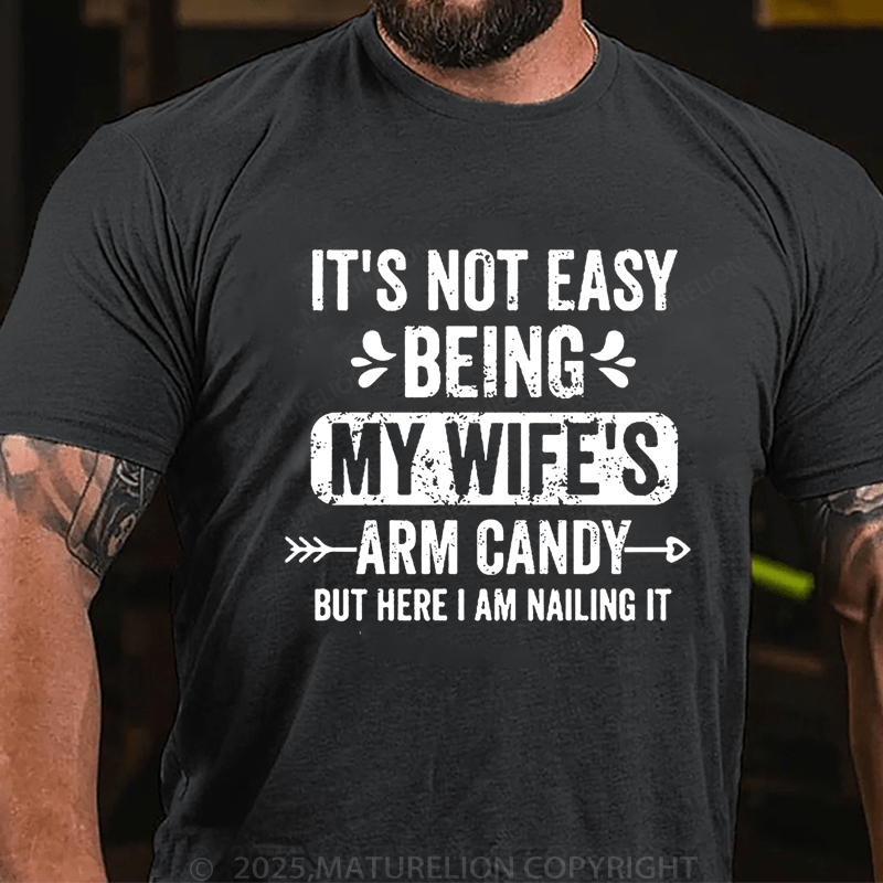 Maturelion Men's T-Shirt It's Not Easy Being My Wife's Arm Candy But Here I'm Nailing It T-Shirt