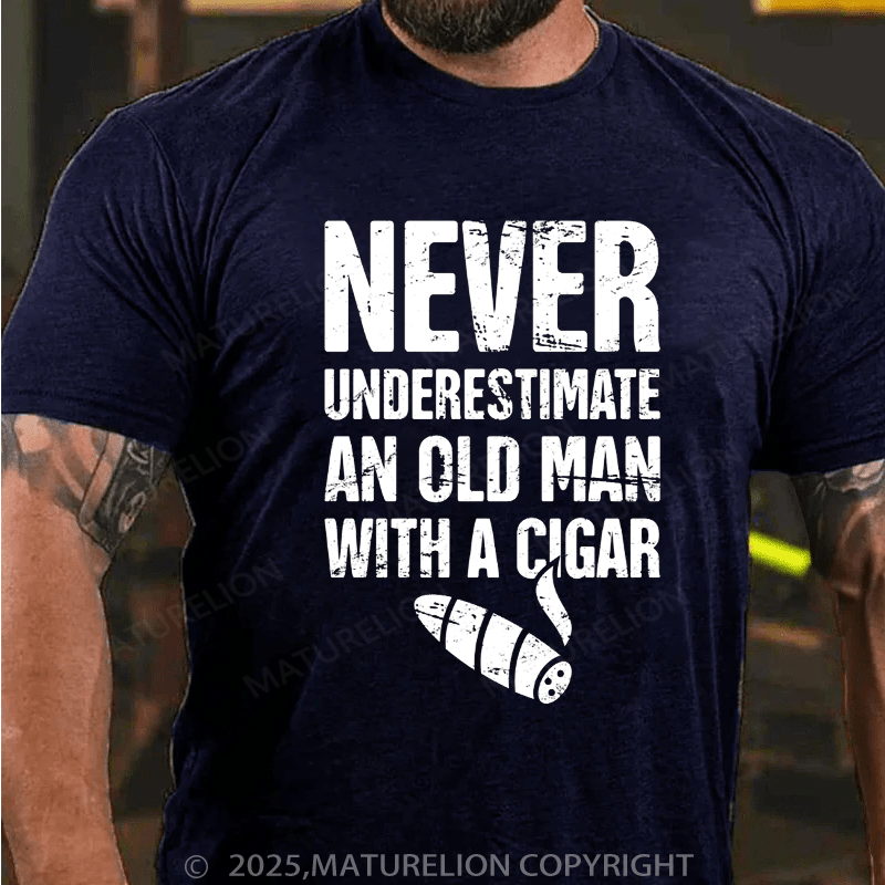 Maturelion Men's T-Shirt Never Underestimate An Old Man With A Cigat Cotton T-Shirt