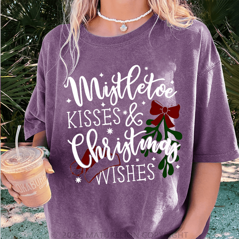 Maturelion Christmas T-Shirt Mistletoe Kisses Christmas Wishes Women T-Shirt