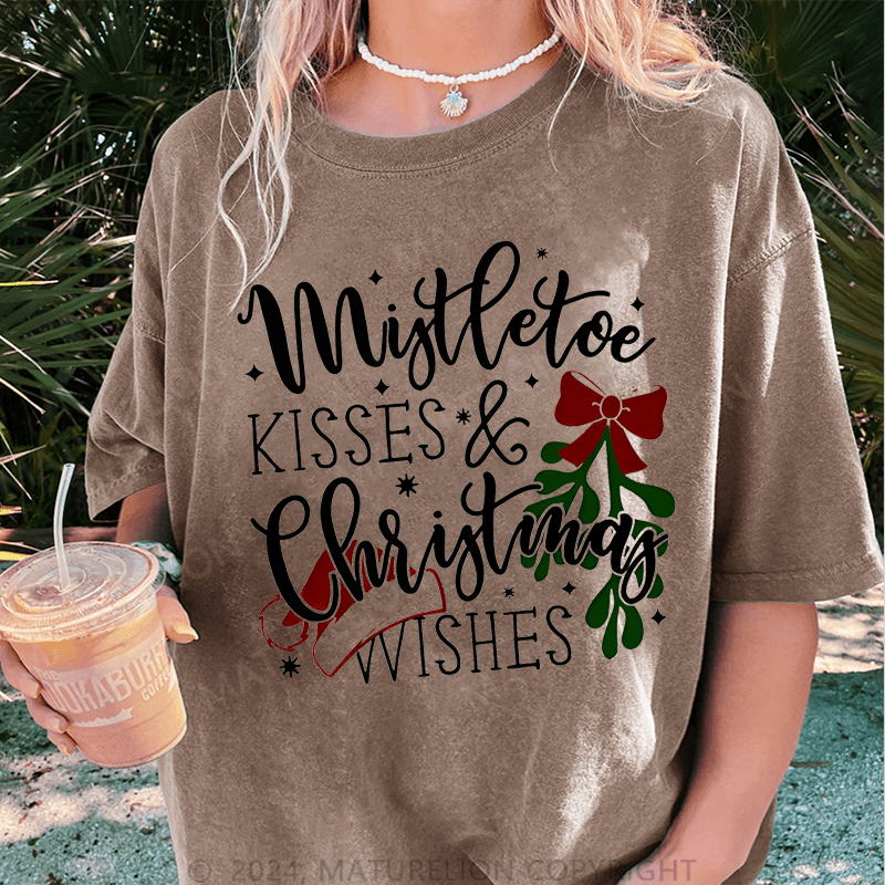 Maturelion Christmas T-Shirt Mistletoe Kisses Christmas Wishes Women T-Shirt