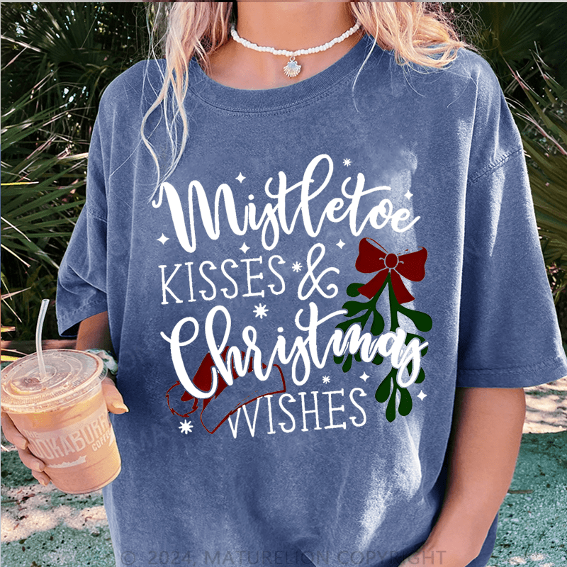 Maturelion Christmas T-Shirt Mistletoe Kisses Christmas Wishes Women T-Shirt
