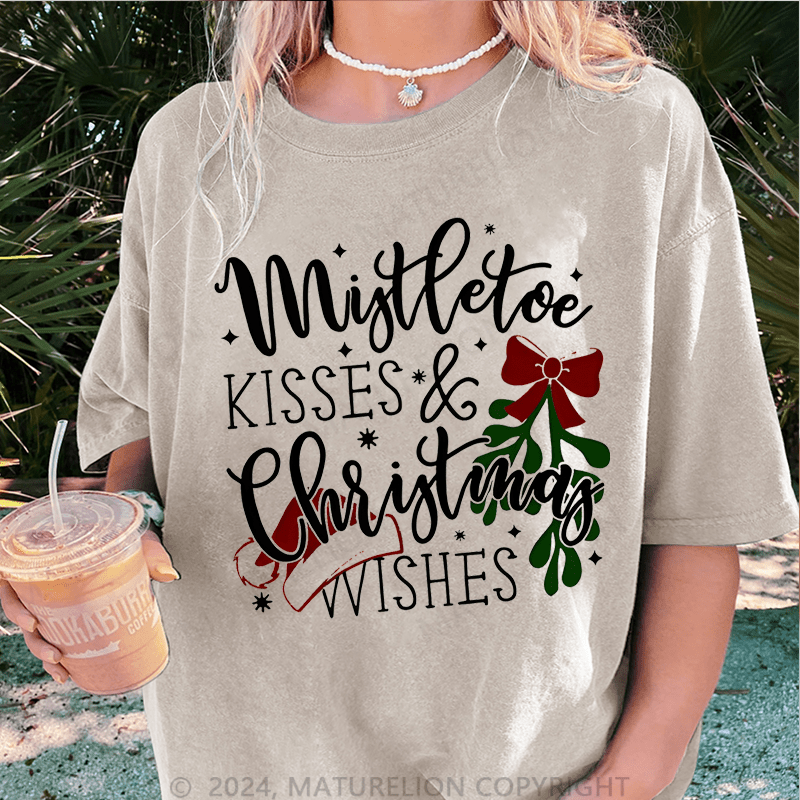 Maturelion Christmas T-Shirt Mistletoe Kisses Christmas Wishes Women T-Shirt