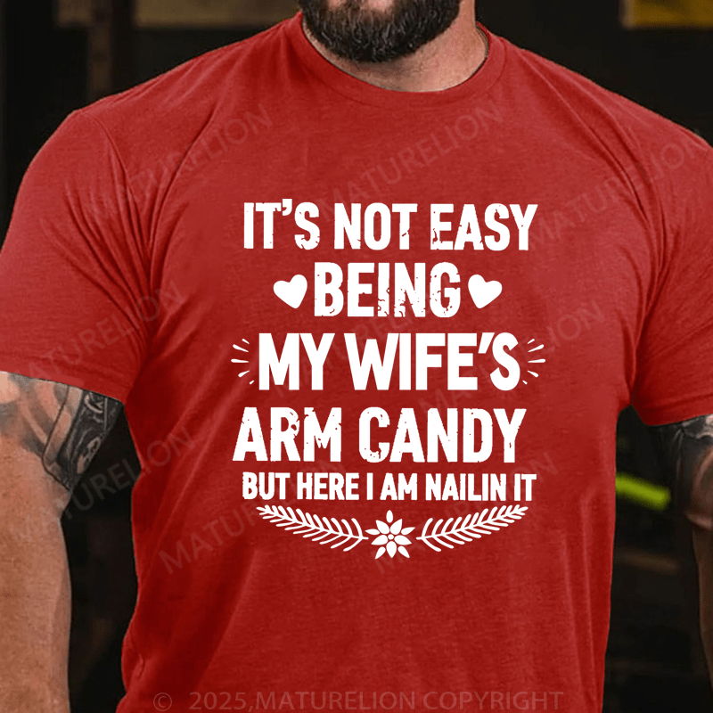 Maturelion Men's T-Shirt It's Not Easy Being My Wife's Arm Candy But Here I'm Nailing It T-Shirt