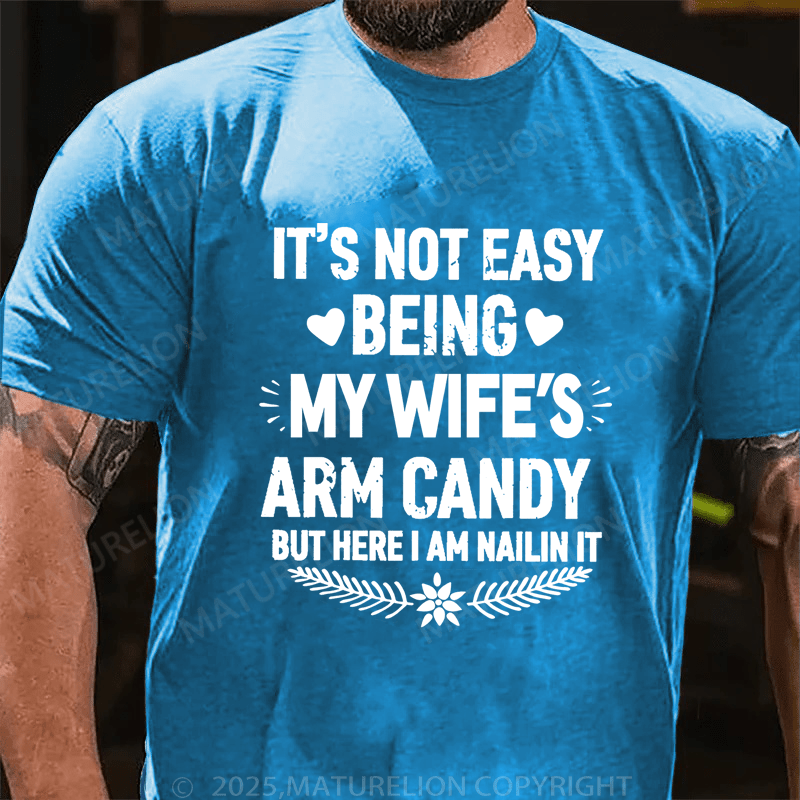 Maturelion Men's T-Shirt It's Not Easy Being My Wife's Arm Candy But Here I'm Nailing It T-Shirt