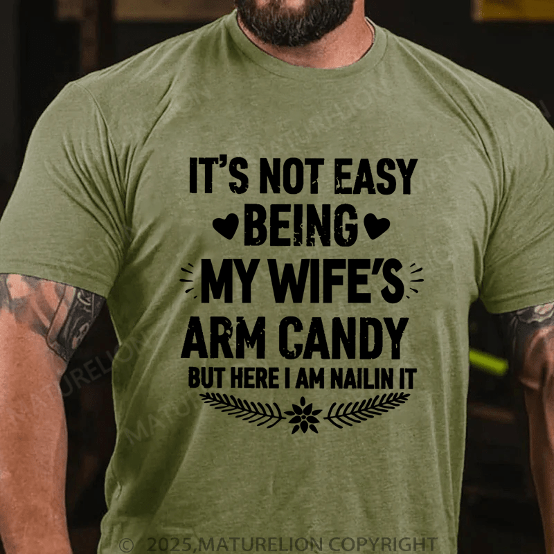 Maturelion Men's T-Shirt It's Not Easy Being My Wife's Arm Candy But Here I'm Nailing It T-Shirt